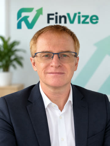 Pavel Fojtík před logem FinVize